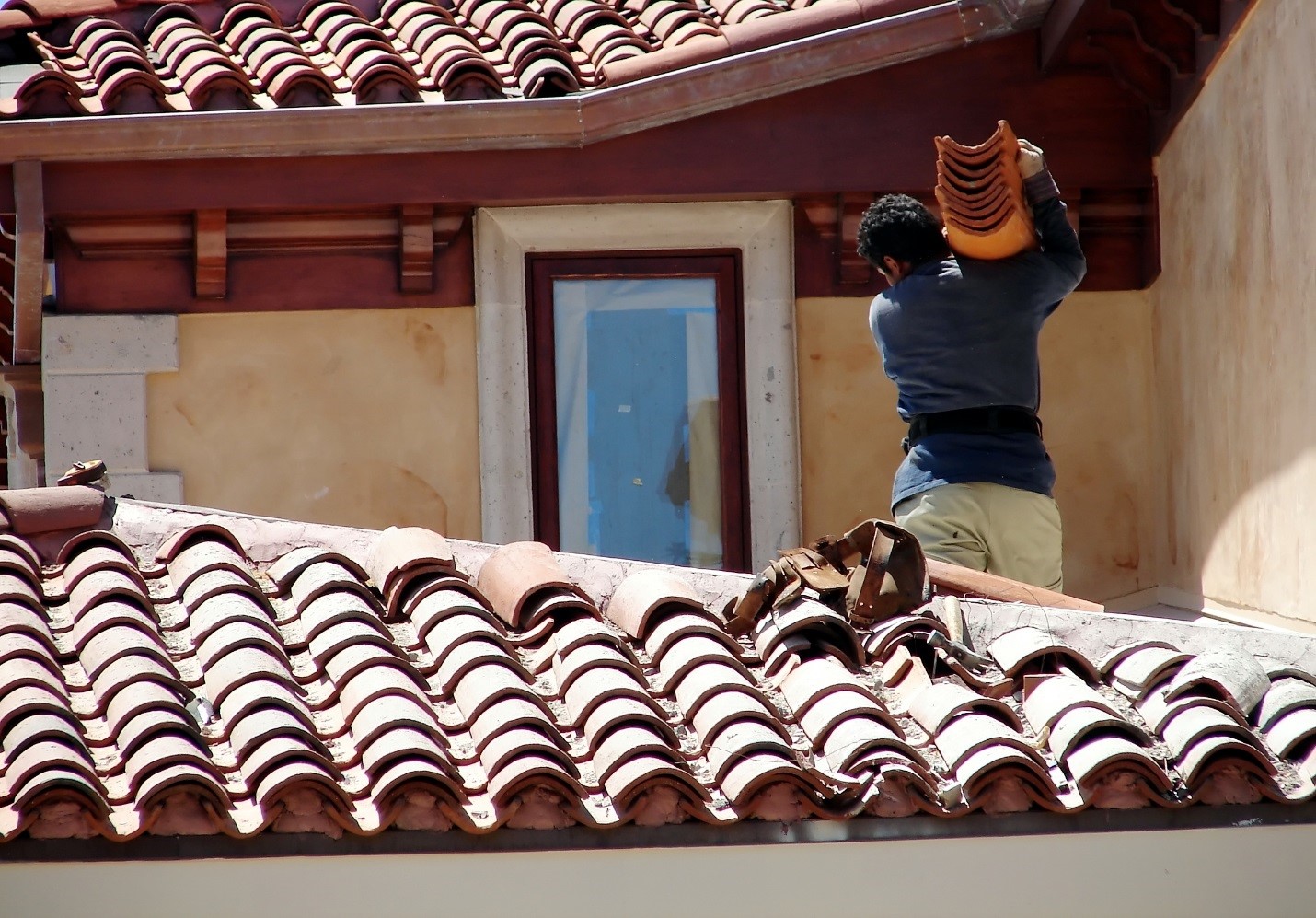 hiring pro roofing contractor